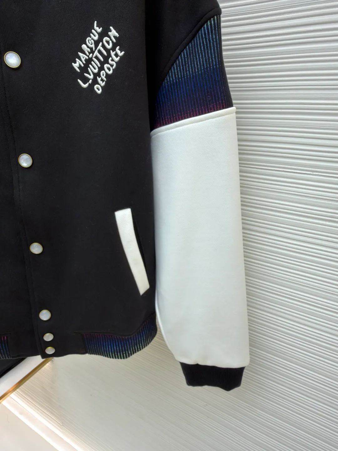 LOUIS VUITTON cotton knitted belted jacket baseball uniform ●Original version: 22000 purchased and developed ●Item number: 1681190-B90 ●Fabric: combed cotton double-strand pique fabric ●Technology: embroidery production ●Color: black and white ●Version: fitted version ●Weight: about 1190 ●Size: 46-48-50-52 ●Description: Made of wool blended fabric and leather splicing, the wool fabric is crisp and stylish, the leather part has a delicate texture, the splicing stitches are even, the transition is natural, and it highlights the exquisite clothing craftsmanship. - Embroidery technology: The embroidery stitches of the brand logo on the chest are fine, the pattern is clear, and it is highly integrated with the fabric, enhancing brand recognition. The pearl white resin buttons have a high-end texture, are harmonious with the overall style, and have strong durability; the ribbed collar, cuffs, and hem are made of high-elastic knitting technology, which has good elasticity, is comfortable to wear, and can effectively prevent wind. Classic baseball cut with a clean and stylish silhouette. Double thread reinforcement is used during sewing, the body is smooth and compliant, and the lines are straight, reflecting the brand's rigorous clothing making standards. The overall wiring is straight and delicate, the fabric is comfortable and soft, and the color is consistent without color difference. It can be matched with the same style to create a fashionable look and control various occasions. Customized accessories, complete with three standards, same style for men and women!